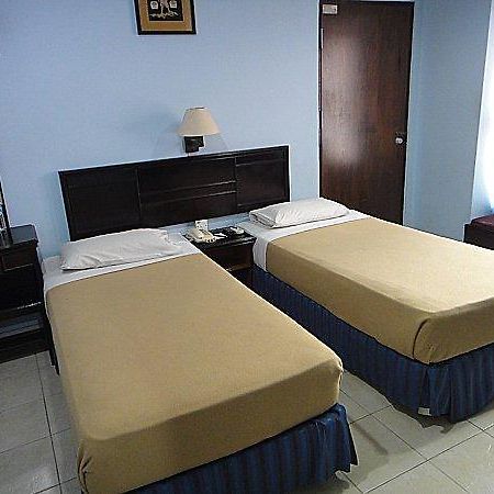 Batu Burok Beach Resort Куала-Тренгану Номер фото